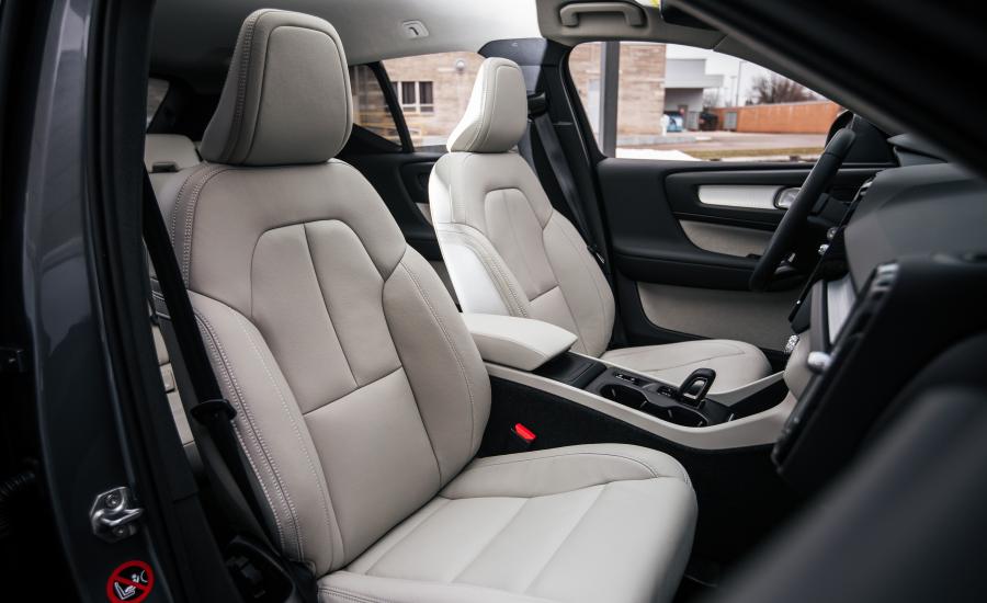 Интерьер Volvo XC40 T4 Momentum 2018 года  (NA) (фото 28 из 36)